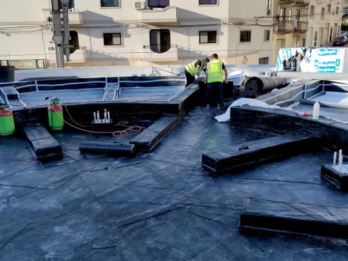 Roof area with a waterproof membrane
