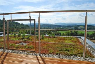 Thanks to the Guard Railing Base GB, the railing can be integrated into the green roof build-up without penetrating the roof membrane. Roof garden with railing