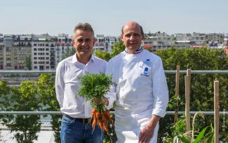 Pierre Georgel of Ecovegetal and Eric Briffard of “Le Cordon Bleu” are both very pleased with the wonderful result. © Drone view Pierre Georgel and Eric Briffard on the roof