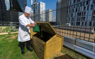 Compostable waste from the garden and the kitchen is gathered directly on the roof and in that way incorporated into the natural cycle. © Drone view Chef disposes of compostable waste on the roof garden