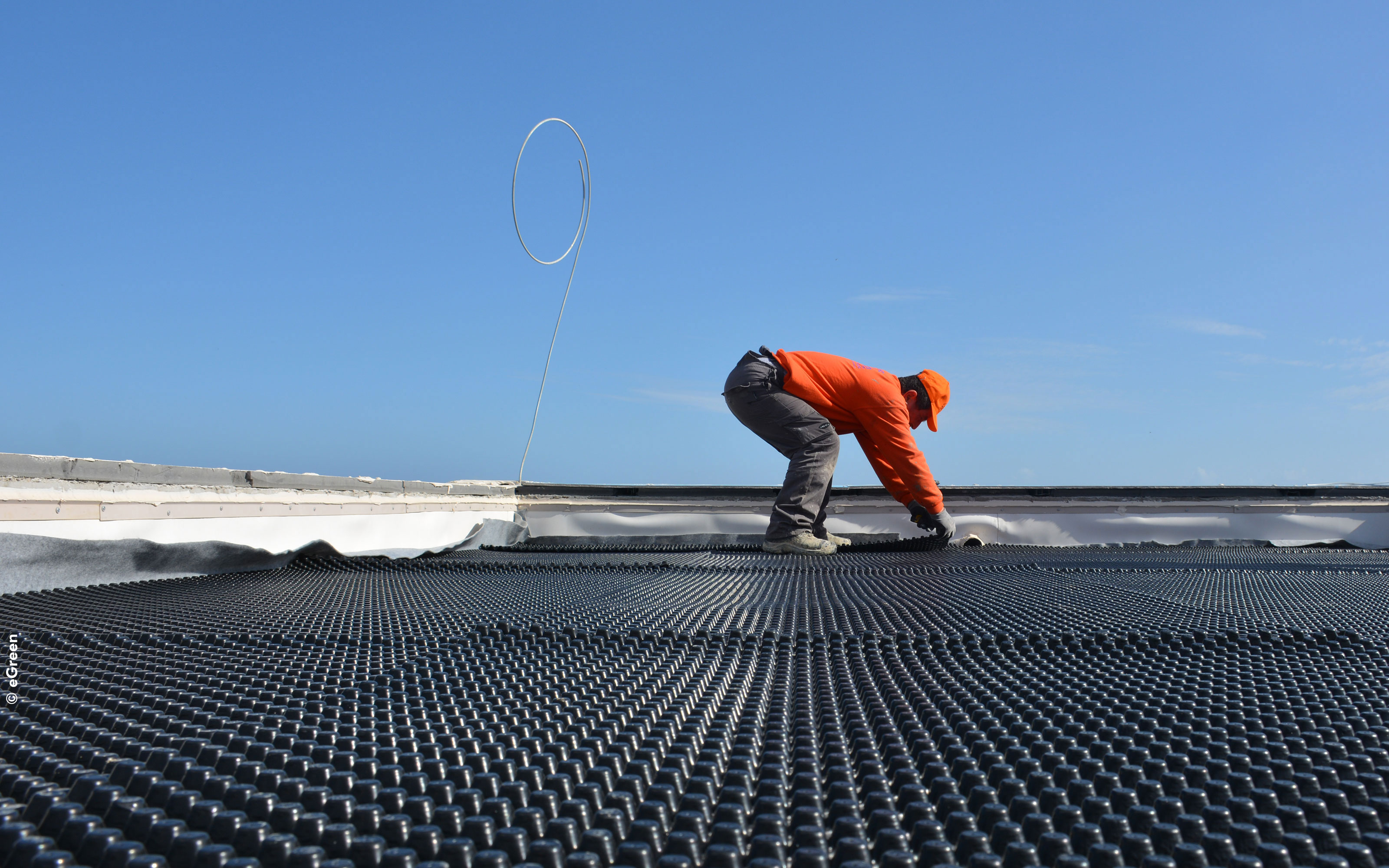 Installation of drainage elements on a rooftop