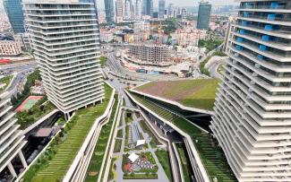 The system build-up “Urban Climate Roof” provides for increased cooling of the ambient temperature particularly in urban centres. Roof garden amidst skyscrapers