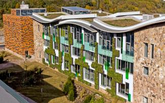 Building with facade greening